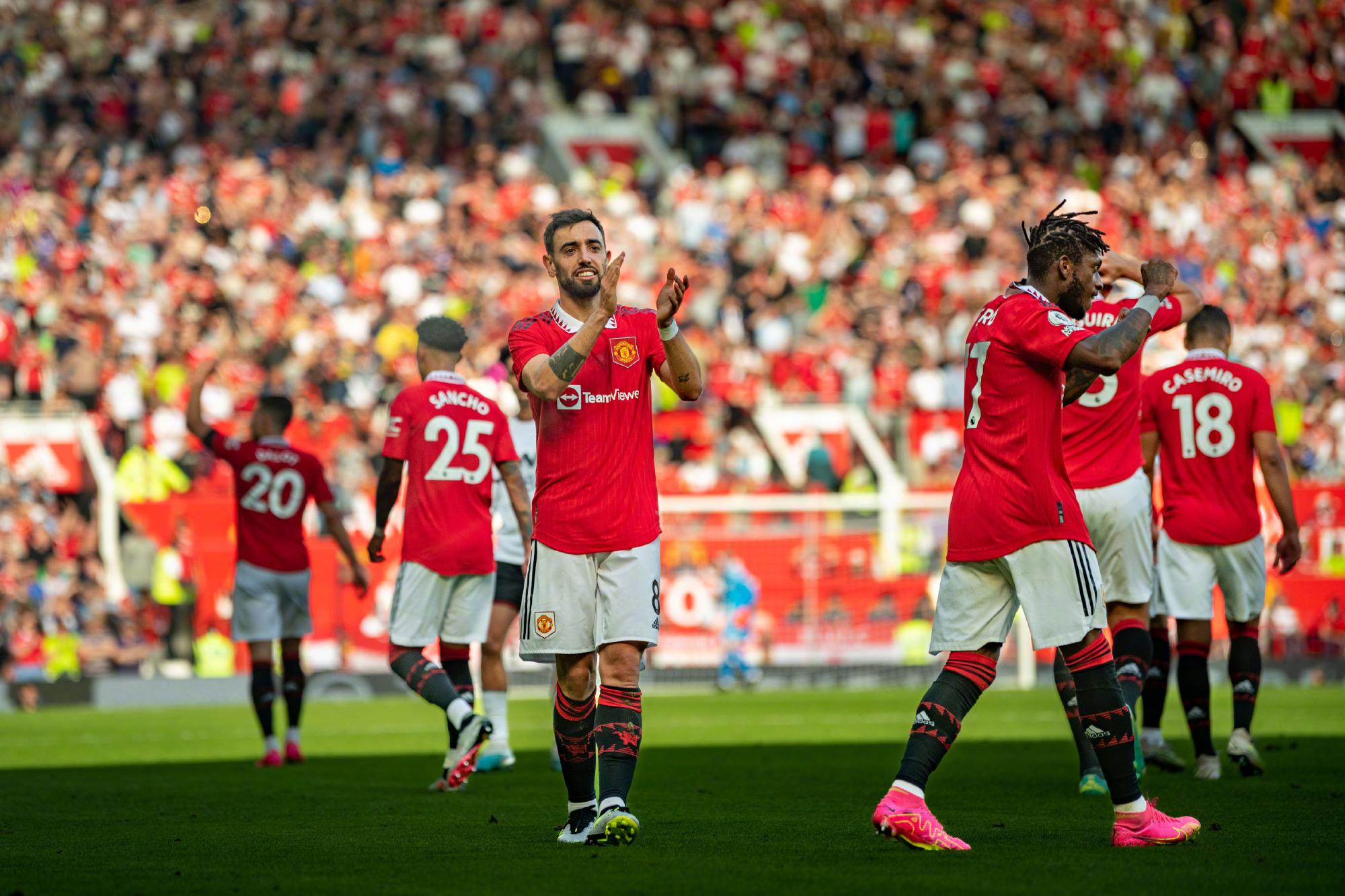 在他效力的 在他效力的